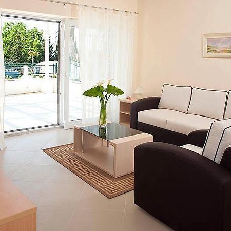 Spacious 1 Bedroom 4 Star Apartment, Млини Екстериор снимка