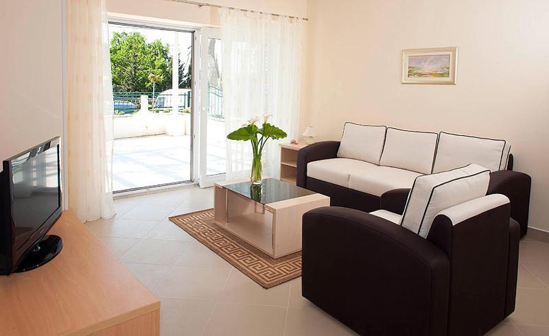 Spacious 1 Bedroom 4 Star Apartment, Млини Екстериор снимка