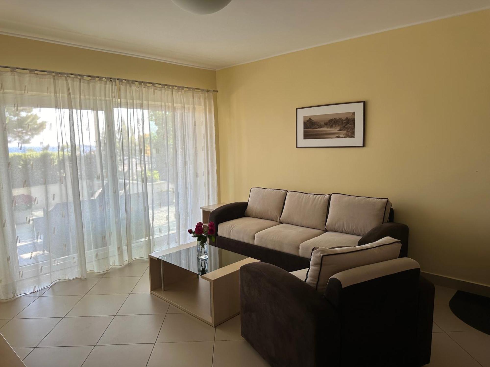 Spacious 1 Bedroom 4 Star Apartment, Млини Екстериор снимка