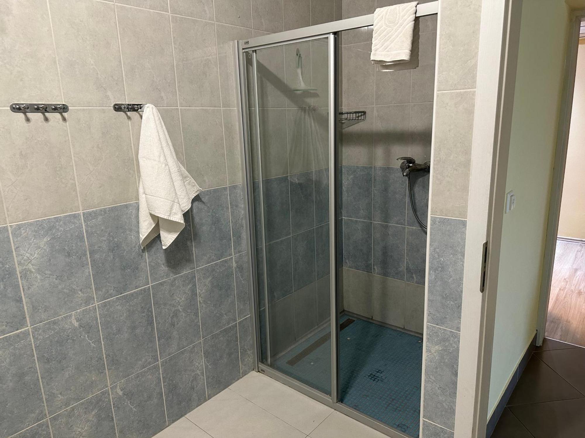 Spacious 1 Bedroom 4 Star Apartment, Млини Екстериор снимка