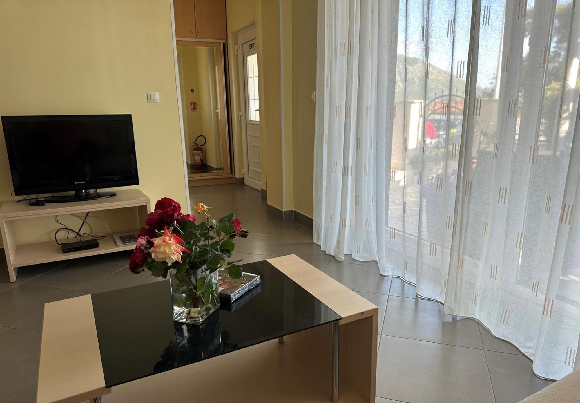 Spacious 1 Bedroom 4 Star Apartment, Млини Екстериор снимка