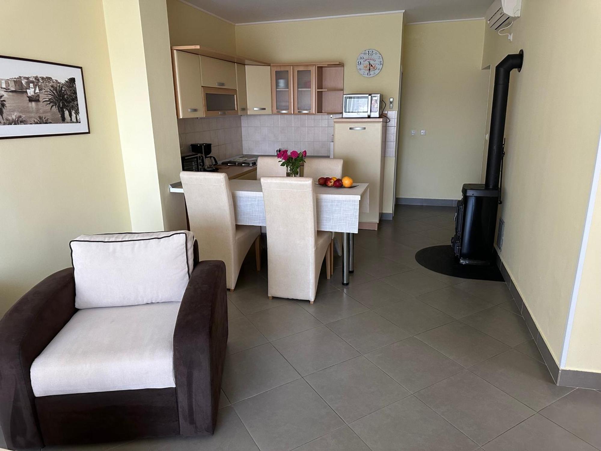 Spacious 1 Bedroom 4 Star Apartment, Млини Екстериор снимка