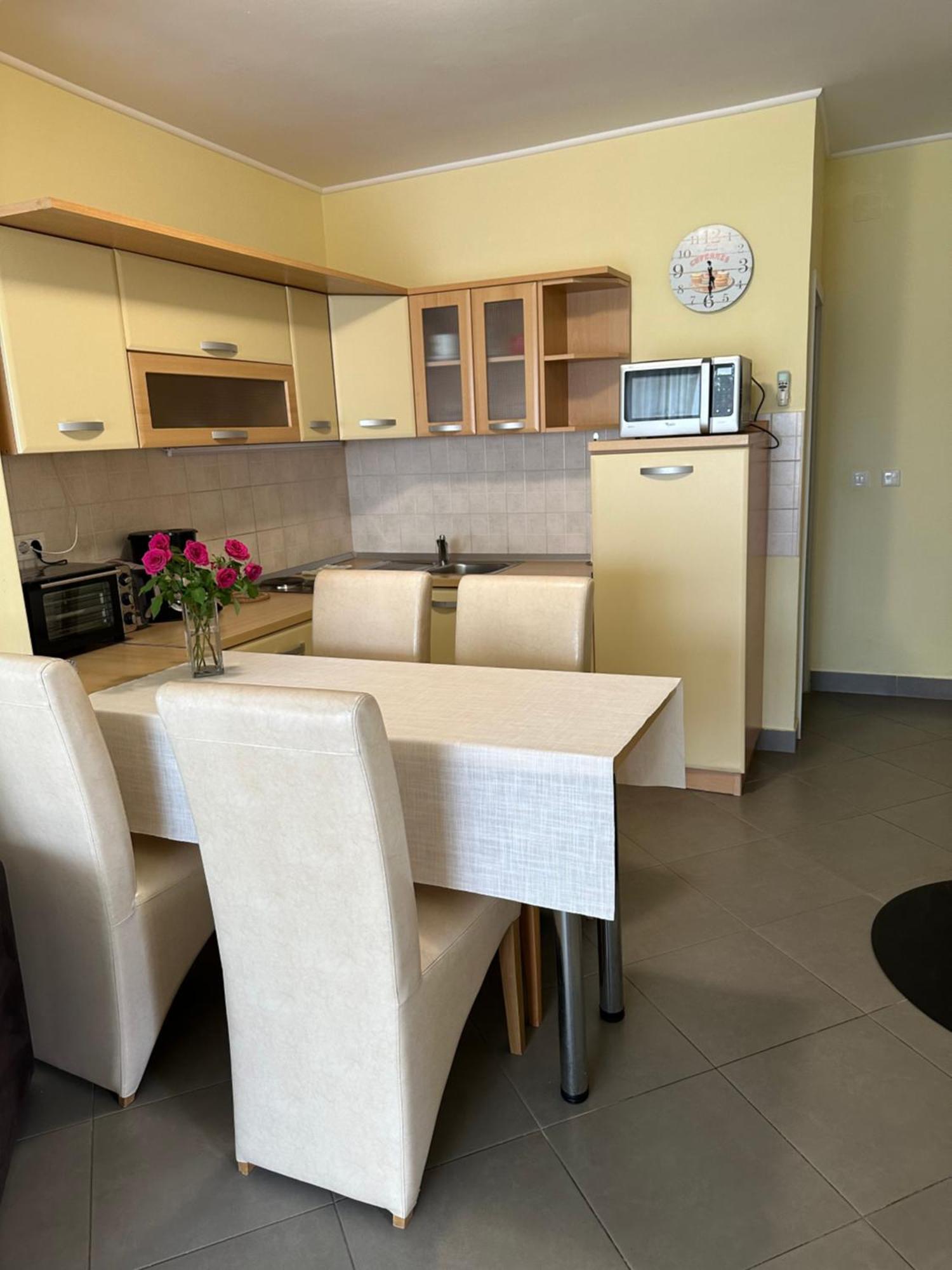 Spacious 1 Bedroom 4 Star Apartment, Млини Екстериор снимка