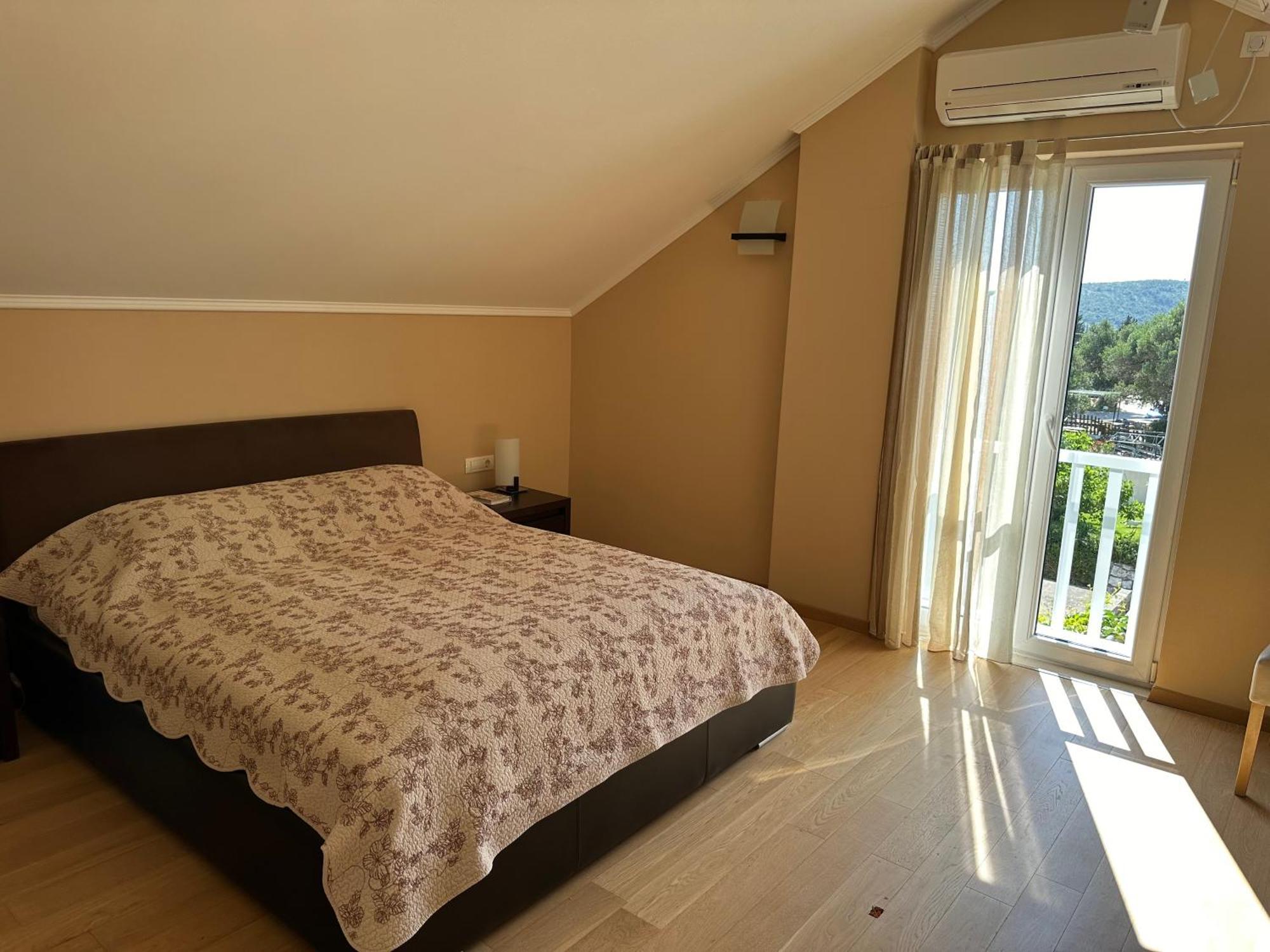 Spacious 1 Bedroom 4 Star Apartment, Млини Екстериор снимка