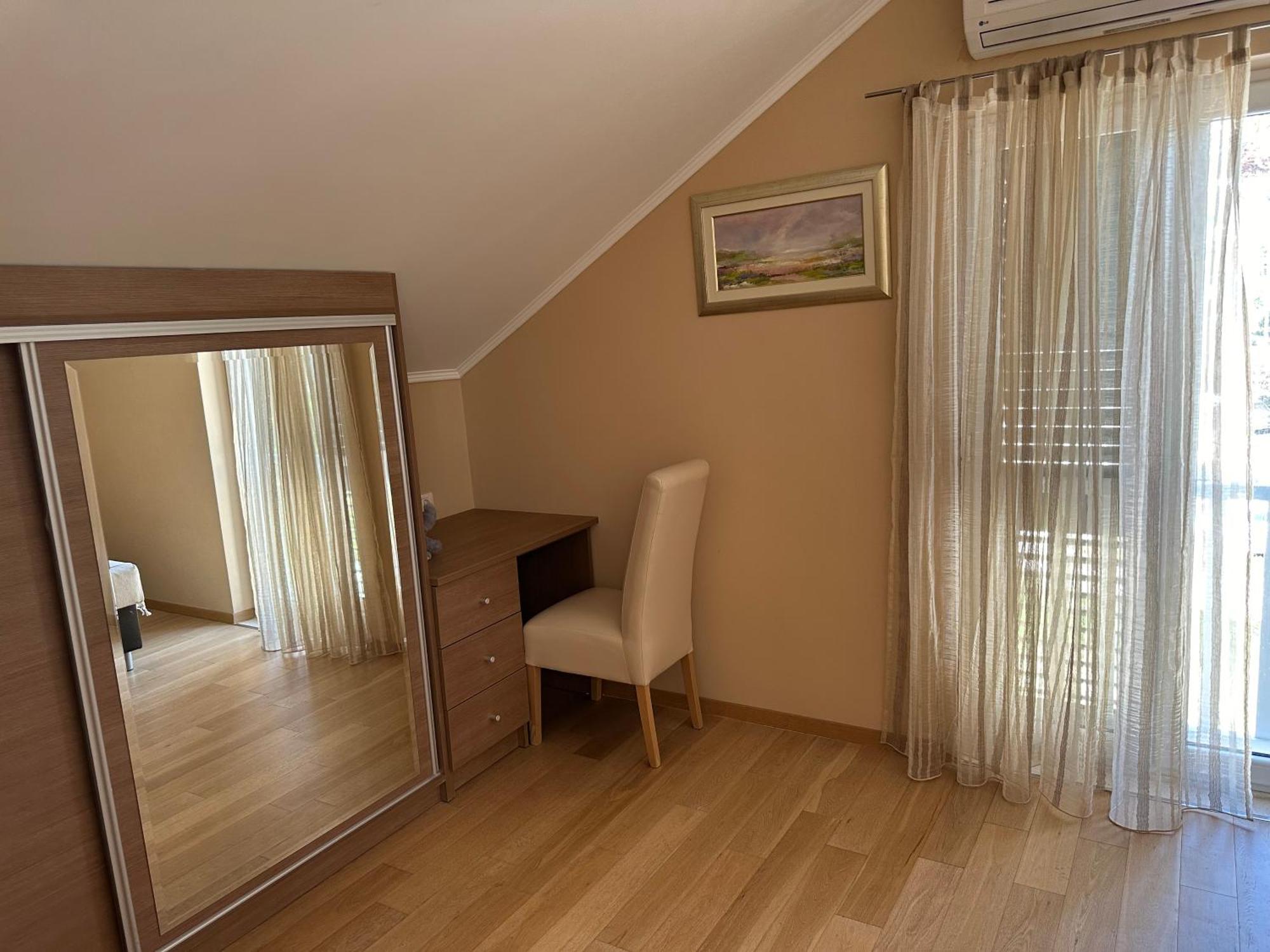 Spacious 1 Bedroom 4 Star Apartment, Млини Екстериор снимка