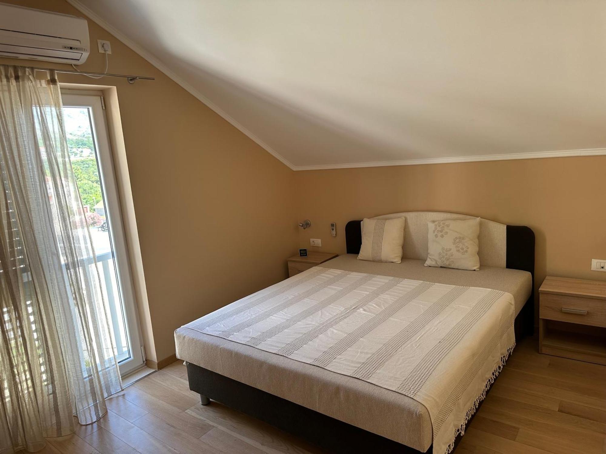 Spacious 1 Bedroom 4 Star Apartment, Млини Екстериор снимка